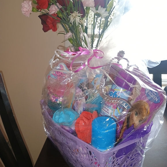 Anna Elsa Disney Frozen Girls Custom Gift Basket - Picture 4 of 4